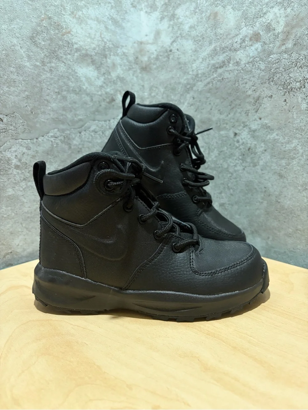Nike Manoa Leather Boots kids size 12c